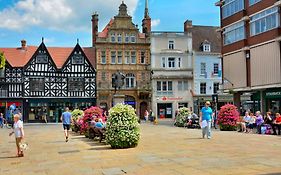 2 Bed Apartment Overlooking The Square Step Out To Shops & Dining